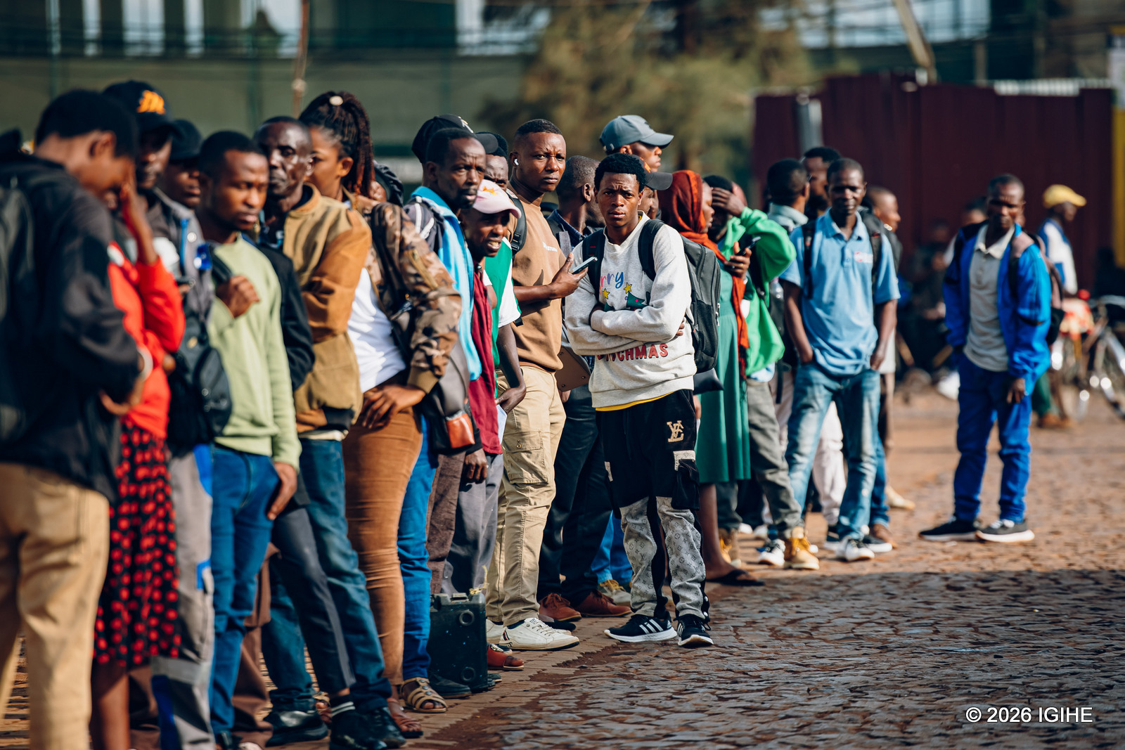 Abagenzi bishimira ko batakimara igihe kinini batonze imirongo muri gare