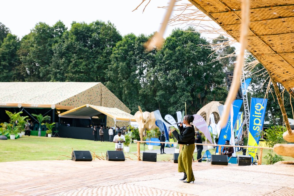 Ariel Wayz yasusurukije abitabiriye umuhango wo Kwita Izina